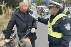 监控曝光！大爷醉酒后被交警拦下坚称没骑车，交警一查惊讶了视频封面