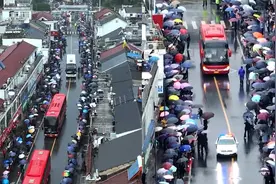 壮观航拍：毛坦厂中学88辆大巴送考生出征 万人冒雨夹道加油助威视频封面