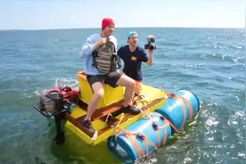 黑科技自制漂浮艇，海上生存30个小时，极限求生！视频封面