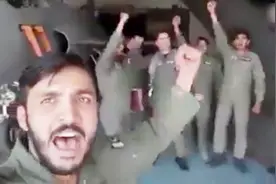 疑似巴飞行员拍视频确认击落印战机 集体欢呼庆祝战友凯旋视频封面