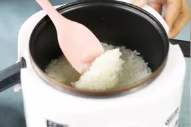 蒸出来的米饭不是太软就是太硬？蒸前一滴醋，粒粒分明还不粘锅视频封面