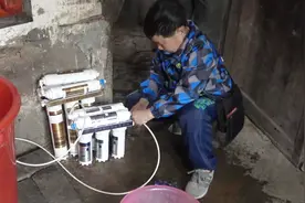 老男孩给三婶换净水器滤芯，拆开滤芯一层泥，农村净水有必要吗？视频封面
