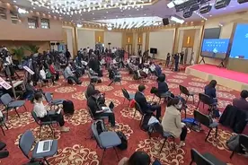 白岩松：直播完马上回驻地做核酸检测 今年“闭环开会”视频封面