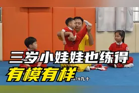 三岁的孩子从小耳濡目染，有哥哥姐姐做榜样，竟然学得有模有样的