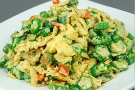 厨师长教你秋葵炒鸡蛋，秋葵脆爽可口，鸡蛋又能裹在秋葵上