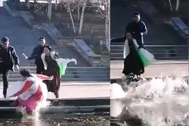 大妈举丝巾河边跳舞太投入，连转数圈转懵冲河里，同行人赶忙捞人视频封面