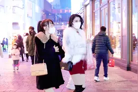 三里屯美女爱穿短裙配长靴，幸有光腿袜添助力，上着羽绒服合时宜视频封面