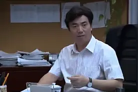 大老板竟然要打女人，咬牙切齿下不去手，是心疼还是害怕！