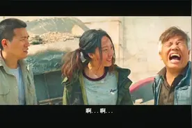 小伙用力踩别人的脚，踩出人生哲理。视频封面