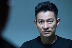 58岁刘德华近况曝光，男神风采已不在，体重锐减瘦骨如柴惹人疼！视频封面