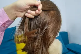 短发女生这样扎头发，元气又减龄