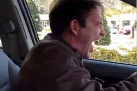 崩溃！美国男子患狂笑症 未婚妻去世时也忍不住大笑