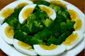 西兰花加鸡蛋极速减肥法，坚持7天掉6斤，肚子上赘肉小了一大圈视频封面