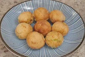 教你自制夜市小吃“章鱼小丸子”，做法简单，一口一个，太好吃了视频封面