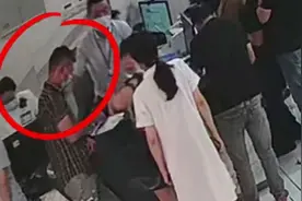 浙江一军人带父亲看病，突然不会说话医生秒发现端倪视频封面