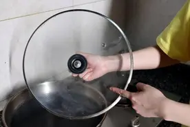 锅盖缝隙抹一点，不管油垢多脏多厚，3分钟锅盖干净亮洁，太棒了