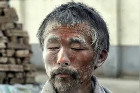 记者卧底潜入黑砖窑取证，中途差点被人给打死，这部纪录片太猛了视频封面