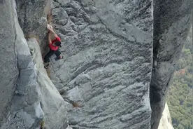 没有任何保护措施，徒手攀爬世界最难山峰！