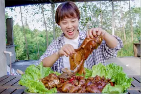 秋妹做一锅辣卤牛蹄筋，炖得香辣软糯入口即化，大口吃太过瘾了