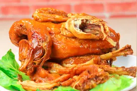 整只鸡扔进电煲锅，不添水不放油，鸡肉又嫩又烂，出锅满屋飘香