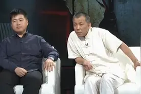 百年老房究竟挖出了什么宝贝，砖缝里竟隐藏老铜钱，现场揭秘视频封面