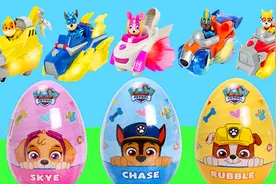 三颗超大的汪汪队奇趣蛋食玩，拆出各种汪汪队救援车和零食糖果