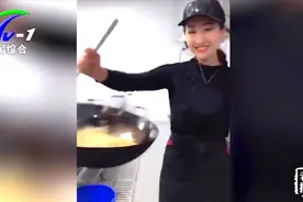 美女厨师颠勺动作行云流水，单手空中转锅一气呵成，网友：惊艳！视频封面