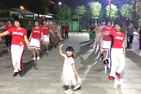 萌萌哒，好可爱的小领舞，成功的把人的注意力吸引到你身上视频封面