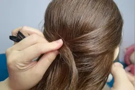 头发又厚又短可以照着这样扎，发型洋气有层次感，特别简单好扎