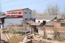 农村盖房也攀比？建三层小楼的村民直呼“我家房最烂”！工人笑了视频封面