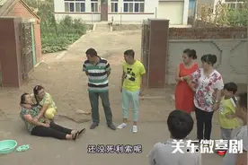 农村短剧：处理泼妇还是村长有办法，两招就让她乖乖起来了