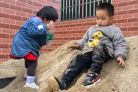 4岁表哥带2岁妹妹玩沙子，发生尴尬事，妈妈在一旁哭笑不得视频封面