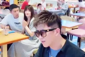 小哥饭馆里唱歌！一开口美女都听呆了，网友：唱完女朋友都有了视频封面