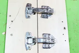 门铰链关不严锁不紧，总是有缝隙怎么办？教你个好方法，轻松安装