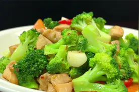 1块鸡胸肉1颗西兰花，简单一炒，低脂低卡，营养美味又健康视频封面