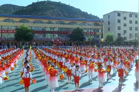一年级集体舞蹈《朵朵花儿》