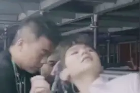 王源演唱会串场换衣服，脏辫被自己的衣服挂着，疼得面色都变了视频封面