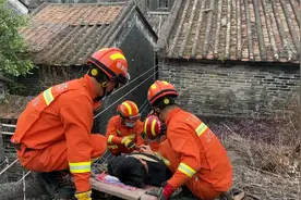 江门一男子不慎从三楼坠下，瘫倒在地动弹不得视频封面