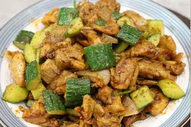 这才是炒鸡最好吃的做法，鸡肉鲜嫩入味，不腥不柴，比临沂炒鸡香视频封面