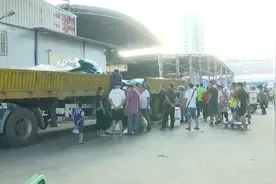 价值5万元！货车高速侧翻整车黄瓜散落，乡亲该如何挽回损失？视频封面