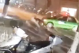 云南昭通突遭暴雨冰雹袭击 洪水穿街翻滚 行人被困部分车辆被冲走