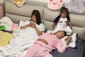 女儿坐爸爸头上放臭屁，随后一句话惹爆笑：妈妈我帮你报仇了！视频封面
