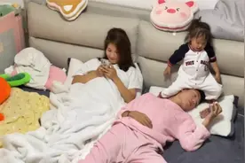 女儿坐爸爸头上放臭屁，随后一句话惹爆笑：妈妈我帮你报仇了！视频封面