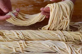 手擀面这样做才劲道，和面加上它，怎么拉都不断，比拉面更好吃视频封面