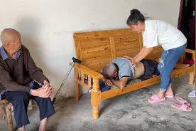 大保保今年70岁了，干了活来腰痛，幺妹儿拿药酒给他推背！视频封面