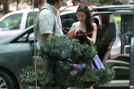 刘亦菲下车被狗仔偷拍，照片中没滤镜美颜的她，瞬间让网友震惊视频封面