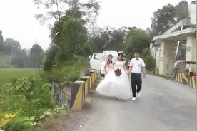 四川一帅哥结婚，新郎走路进家了，蛮漂亮的，去看看视频封面