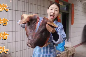 金老师回来了，小雨买整个猪头拿来烤，三人的吃相绝对是饿惨了视频封面