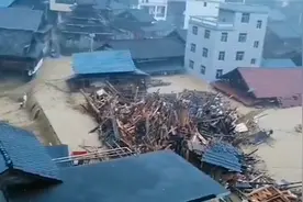 贵州黔东南多地特大暴雨 街道内涝洪水冲垮房屋淹至屋顶视频封面