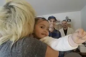 久别的儿子带着中国媳妇和混血孙女突然出现，老人的反应戳中泪点视频封面